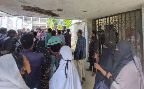 শিক্ষার্থীদেরকে হুমকি, কক্ষে শিক্ষা কর্মকর্তাকে রেখে দরজায় তালা