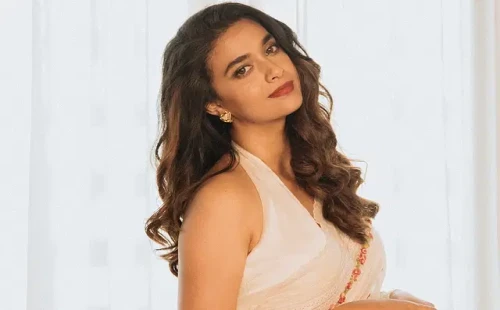 ৩০ বছরের পুরোনো শাড়ি পরে বিয়ের পিঁড়িতে বসার কারণ জানালেন কীর্তি