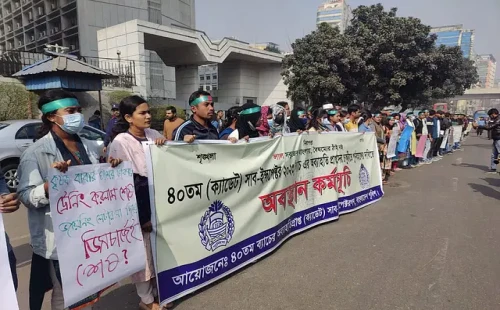 চাকরি পুনর্বহালের দাবিতে সচিবালয়ের সামনে অব্যাহতিপ্রাপ্ত শিক্ষানবিশ এসআইরা