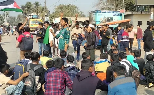 পাঁচবিবিতে গ্রাফিতির ওপর ‘জয় বাংলা’ লেখা, শিক্ষার্থীদের বিক্ষোভ