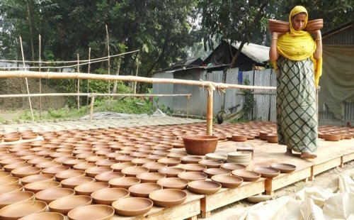 কুষ্টিয়ার মাটির তৈরি হাঁড়ি-পাতিল যাচ্ছে বিদেশে