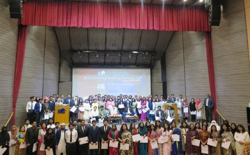 ইস্ট ওয়েস্ট ইউনিভার্সিটির দুই শতাধিক শিক্ষার্থী মেধাবৃত্তি পেলেন