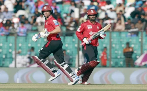 এক ম্যাচে চমকে দিয়ে আবার পুরোনো চেহারায় ঢাকা