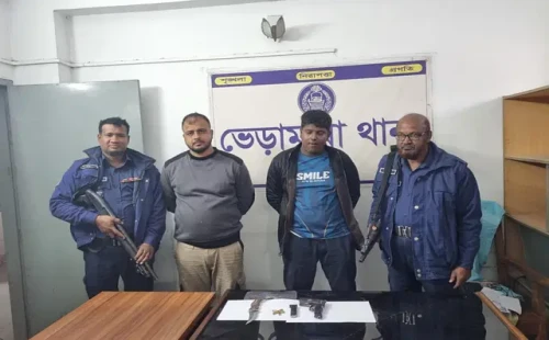 পুলিশ পরিচয়ে ছিনতাইকালে অস্ত্রসহ সাবেক ছাত্রলীগ নেতা আটক