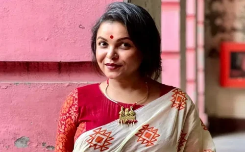 ব্যাটারিচালিত অটোরিকশার ধাক্কা, ছেলে নিষাদ হুমায়ূনসহ আহত শাওন