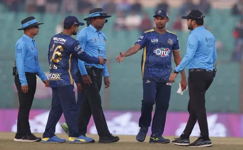 শেষ তিন বলে ফিরে এলেন মোস্তাফিজ