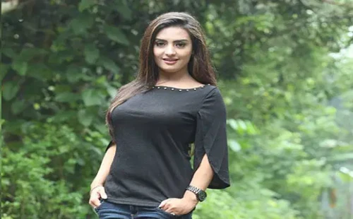 হাতিরঝিলে রাইড শেয়ারিং চালকের অনাকাঙ্ক্ষিত আচরণ, গাড়ি থেকে লাফ দিলেন চিত্রনায়িকা নিঝুম রুবিনা