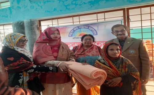 কুষ্টিয় গড়াই নন্দিনী সাহিত্য ও পাঠচক্রের শীত বস্ত্র বিতরণ