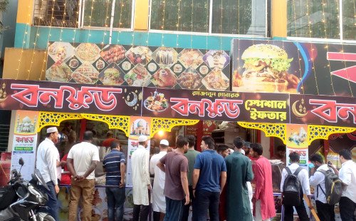 কুষ্টিয়ায় রমজানের ৩য় দিনে জমে উঠেছে ইফতার বাজার