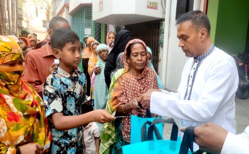 কুষ্টিয়ার হারুন অর রশিদের উদ্যোগে ঈদুল ফিতর উপলক্ষে অসহায় দরিদ্রদের মাঝে ঈদ সামগ্রী বিতরণ