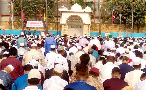 কুষ্টিয়ায় যথাযোগ্য মর্যাদায় ও ধর্মীয় ভাবগাম্ভীর্যে পবিত্র ঈদুল ফিতরের নামাজ অনুষ্ঠিত হয়েছে।