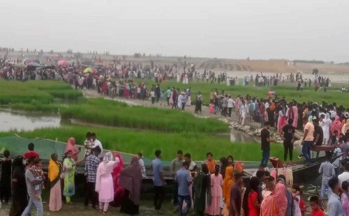 দৌলতপুরে ঈদের ছুটিতে পদ্মাচরে বিনোদন পিপাসুদের উপচে পড়া ভীড়