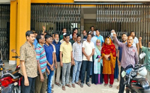 কুমারখালী পৌরসভার বকেয়া পরিশোধের দাবিতে প্রধান ফটকে কর্মচারীদের তালা