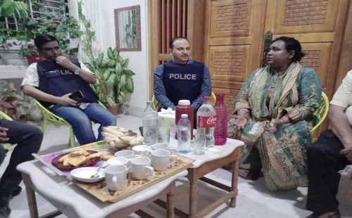 গ্রেপ্তার করতে আসা পুলিশ কর্মকর্তাদের আপ্যায়নের চেষ্টা আইভীর, ছবি ভাইরাল