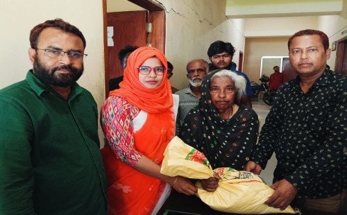 খোকসা পৌরসভায় ভিজিএফ এর চাউল বিতরণ