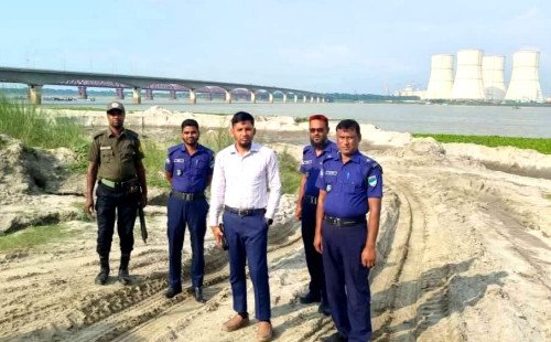 পদ্মা নদীতে অবৈধ মাটি-বালু উত্তোলনে ভ্রাম্যমাণ আদালতের অভিযান