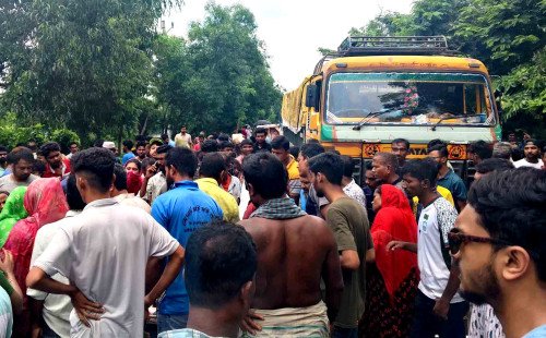 কুষ্টিয়ায় অটোরিকশাচালকের ঝুলন্ত লাশ উদ্ধার, সড়ক অবরোধ করে বিক্ষোভ