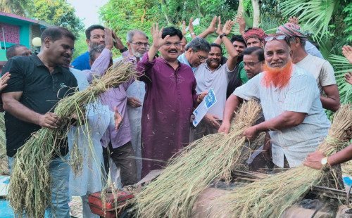 মেহেরপুর জেলা বিএনপির সাধারণ সম্পাদক অ্যাডভোকেট কামরুল হাসানের লিফলেট বিতরণ ও গণসংযোগ