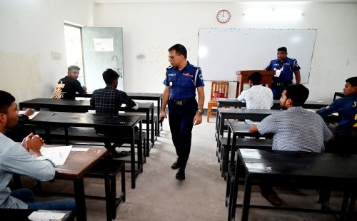 কুষ্টিয়ায় ট্রেইনি রিক্রুট কনস্টেবল পদে লিখিত পরীক্ষা অনুষ্ঠিত