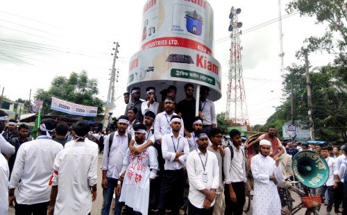 কুষ্টিয়ায় ৭ দফা দাবিতে ডিপ্লোমা শিক্ষার্থীদের সড়ক অবরোধ
