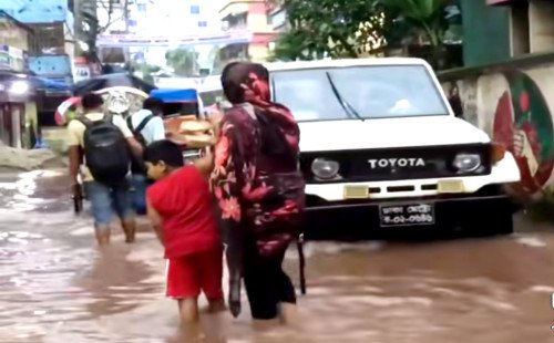 কুষ্টিয়া শহরে সামান্য বৃষ্টিতেই জলাবদ্ধতা, জনভোগান্তি চরমে