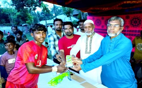কুষ্টিয়ায় মিনহাজ স্মৃতি ফুটবল টুর্নামেন্ট ফাইনাল খেলায় থানাপাড়া জুনিয়র একাদশ চ্যাম্পিয়ন