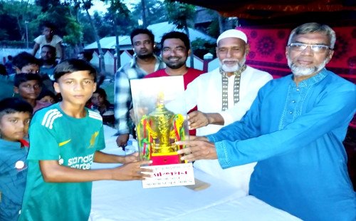 কুষ্টিয়ায় মিনহাজ স্মৃতি ফুটবল টুর্নামেন্ট ফাইনাল খেলায় থানাপাড়া জুনিয়র একাদশ চ্যাম্পিয়ন