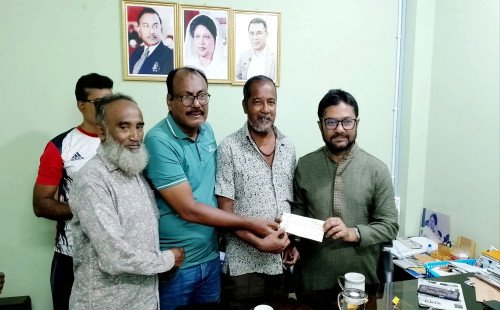 কুষ্টিয়ায় শারদীয় দুর্গোৎসবে শিব কালী মন্দির কমিটির হাতে চেক প্রদান