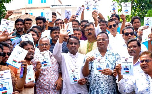 খোকসায় শেখ সাদির হাতে হাতে ৩১ দফা রাষ্ট্রসংস্কার কর্মসূচির বই বিতরণ