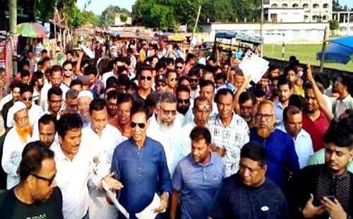 কুষ্টিয়ায় সাবেক এমপি অধ্যক্ষ সোহরাব উদ্দিনের ধানের শীষের গণসংযোগ ও লিফলেট বিতরণ