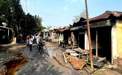 কুষ্টিয়ার কুমারখালীতে ভয়াবহ অগ্নিকাণ্ডে ১৩টি দোকান পুড়ে ছাইপ্রায় এক কোটি টাকার ক্ষয়ক্ষতি, তদন্তে ফায়ার সার্ভিস