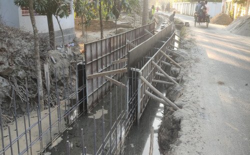 দুর্গাপুরে ড্রেন নির্মাণে ব্যাপক অনিয়ম–নিম্নমানের সামগ্রী ব্যবহার নিয়ে ক্ষোভ