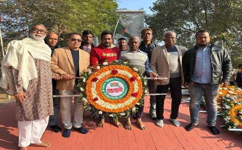 মহান বিজয় দিবসে কুষ্টিয়া সাংবাদিক ইউনিয়ন (কেইউজে)’র শহীদ স্মৃতিস্তম্ভে পুষ্পস্তবক অর্পণ