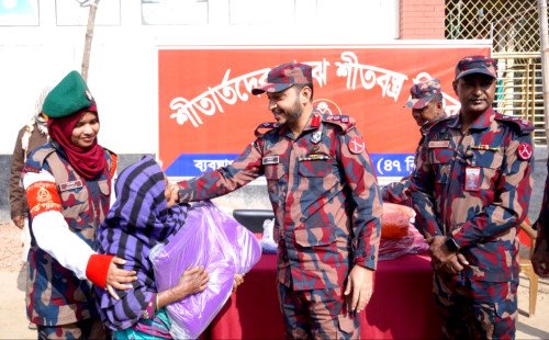 কুষ্টিয়ায় মানবতার উষ্ণ পরশে বিজিবি—শীতে কম্বল, শিক্ষার্থীদের হাতে শিক্ষার আলো