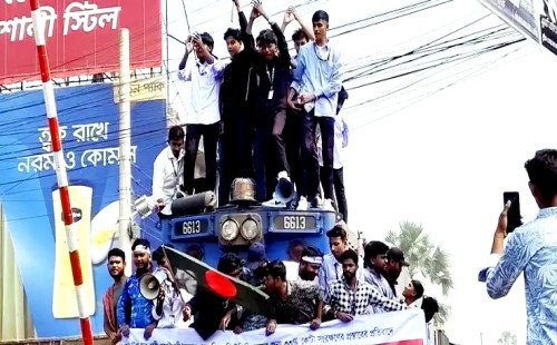 কুষ্টিয়ায় ট্রেন থামিয়ে পলিটেকনিক শিক্ষার্থীদের বিক্ষোভ