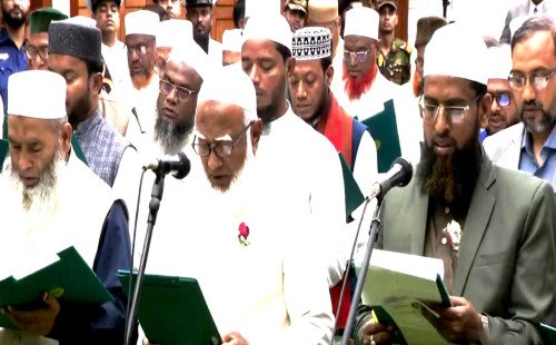 কুষ্টিয়া সদর-৩ আসনে নিরঙ্কুশ বিজয়ের পর শপথ গ্রহণ করলেন মুফতি আমির হামজা