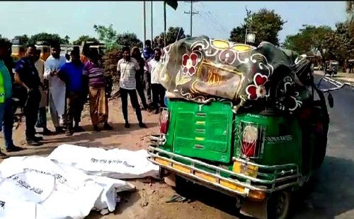 কুষ্টিয়ায় সড়ক দুর্ঘটনায় ৫ জন নিহতমর্গে ছুটে এলেন জেলা প্রশাসক