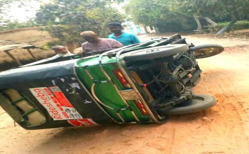 কুমারখালীর মাটির রাস্তার বেহাল দশা, চরম ভোগান্তিতে স্কুল কলেজে পড়ুয়া শিক্ষার্থী