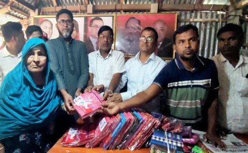 কুষ্টিয়ার দৌলতপুরে মানবতার স্পর্শ মজনুর রহমানের উদ্যোগে অসহায় মানুষের মাঝে বস্ত্র বিতরণ