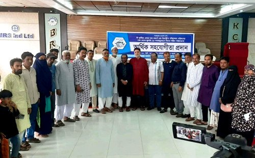 কুষ্টিয়া চেম্বারের উদ্যোগে জুলাই–২৪ গণঅভ্যুত্থানের শহীদ পরিবারের পাশে আর্থিক সহায়তা