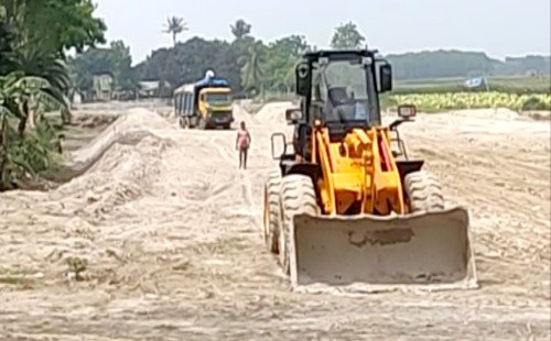 কুষ্টিয়ার মিরপুরে রেলের জমি দখল অভিযোগের কেন্দ্রে নুরুজ্জামান, প্রশাসনের ভূমিকা নিয়ে প্রশ্ন