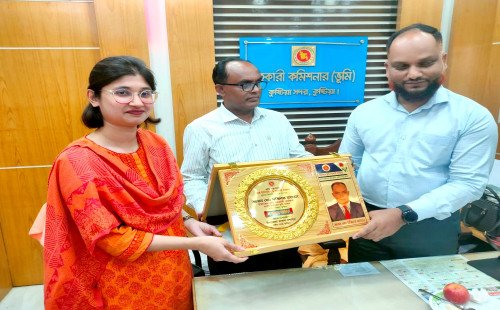 কুষ্টিয়ায় ত্যাগ আর পরিশ্রমের স্বীকৃতি—খুলনা বিভাগের শ্রেষ্ঠ ভূমি সহকারী কর্মকর্তা মজিবর রহমান