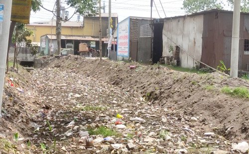 কুষ্টিয়ার খাজানগরে খাল দখল ও দূষণে জনজীবন বিপর্যস্ত দেখার যেন কেউ নেই