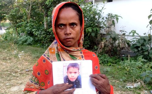 চাঁপাইনবাবগঞ্জে নিখোঁজ শিশু, মায়ের আর্তি, সর্বত্র খোঁজাখুঁজি সন্ধানের জন্য আকুল আকুতি মোবাইল  ০১৩৩৭-৩৬৮৪১০