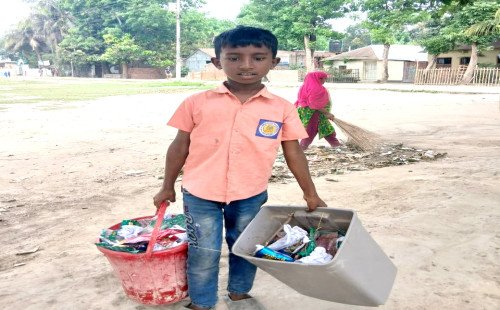 কুমারখালীতে শিশুদের কাঁধে স্কুল পরিষ্কারের বোঝা, প্রশ্নের মুখে শিক্ষার পরিবেশ