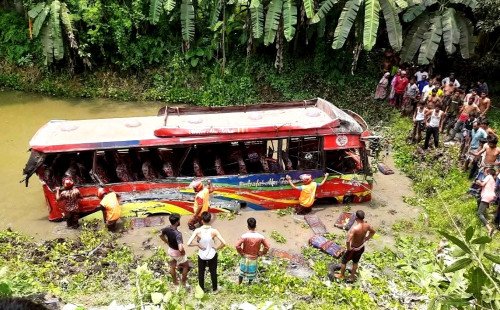 খোকসায় ট্রাক-বাসের মুখোমুখি সংঘর্ষে নিহত ৪, আহত ২০—শোকের ছায়া পুরো এলাকায়