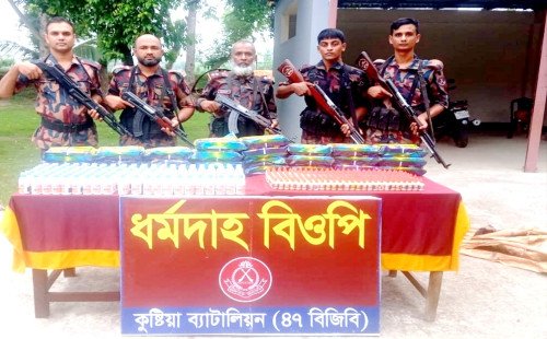 কুষ্টিয়া ও মেহেরপুর সীমান্তে বিজিবির জোরালো অভিযান: বিপুল পরিমাণ ভারতীয় অবৈধ পণ্য উদ্ধার