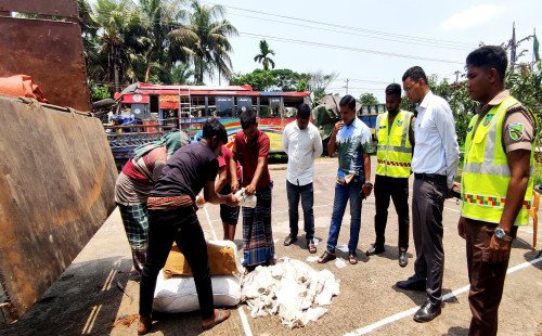 কুষ্টিয়া-ঝিনাইদহ মহাসড়কে হাইওয়ে পুলিশের অভিযানে নিষিদ্ধ পলিথিন জব্দ ব্যবসায়ীকে জরিমানা