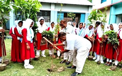 কুমারখালী শালঘরমধুয়া হাজী আছিয়া খাতুন মাধ্যমিক বালিকা বিদ্যালয়ে জলবায়ু পরিবর্তন মোকাবিলায় সচেতনতা গড়ে তুলতে আলোচনা সভা ও বৃক্ষরোপণ