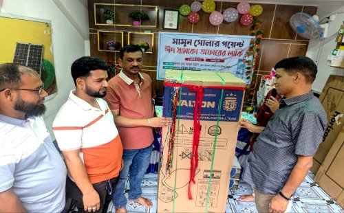 সোলার প্যানেল কিনে ফ্রিজ জিতলেন ভাগ্যবান ক্রেতা, মেহেরপুরে ‘ঈদ ধামাকা’ অফারের পুরস্কার বিতরণ